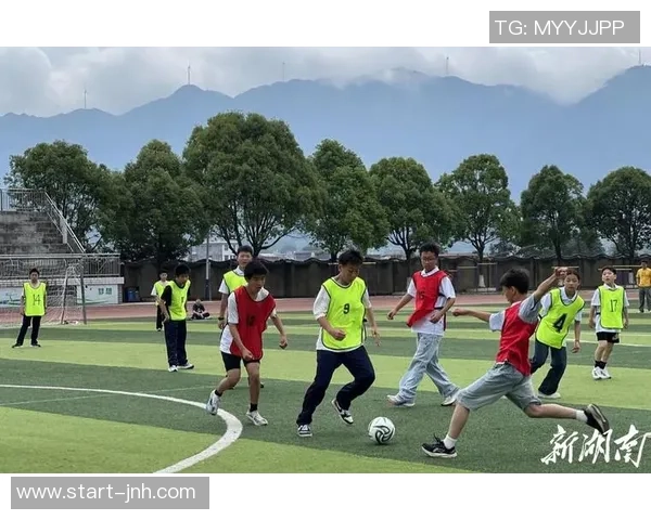 校园足球盛会热情开赛学生们齐聚一堂展现青春风采